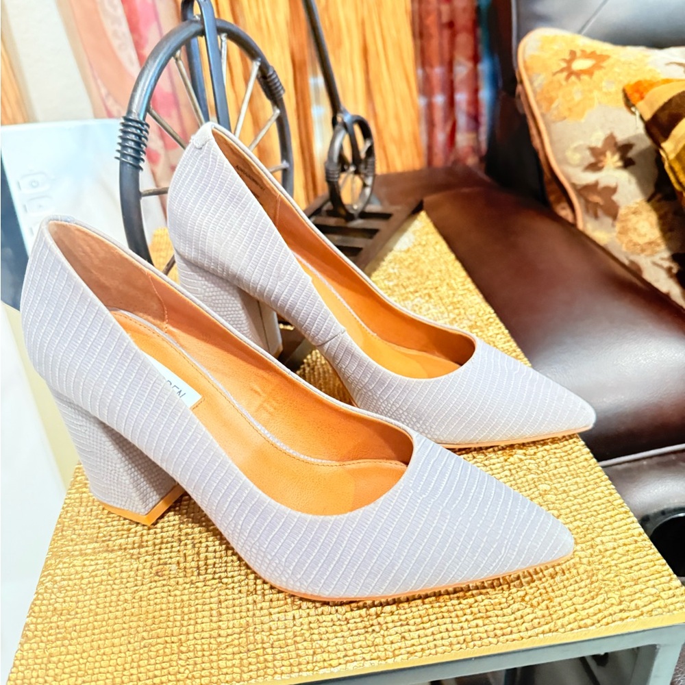 Steve Madden Light Gray Pointed Toe Pumps - Picture 3 of 10
